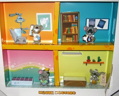 mouse-doctors-diorama3.jpg