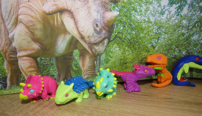 KinderJoy-JurassicWorld-DisplayInhalt1.jpg
