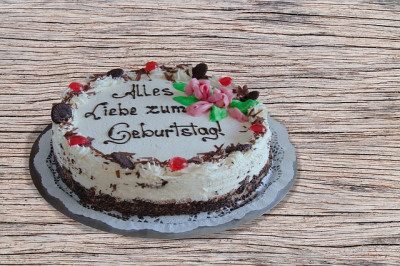 584652-cake-1043615_640.jpg